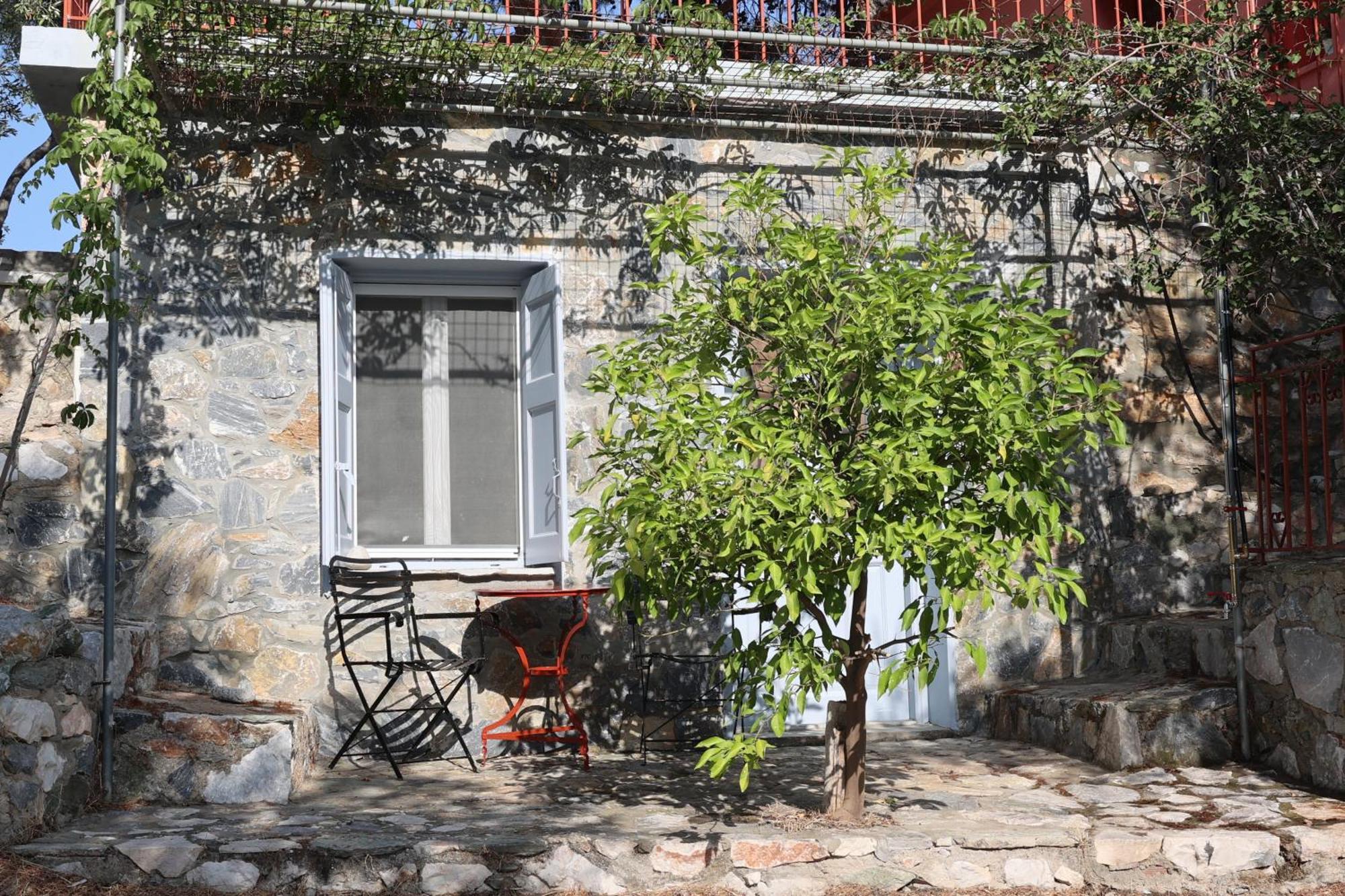 Δωμάτια Κόκκινος Πύργος Plomari Bagian luar foto